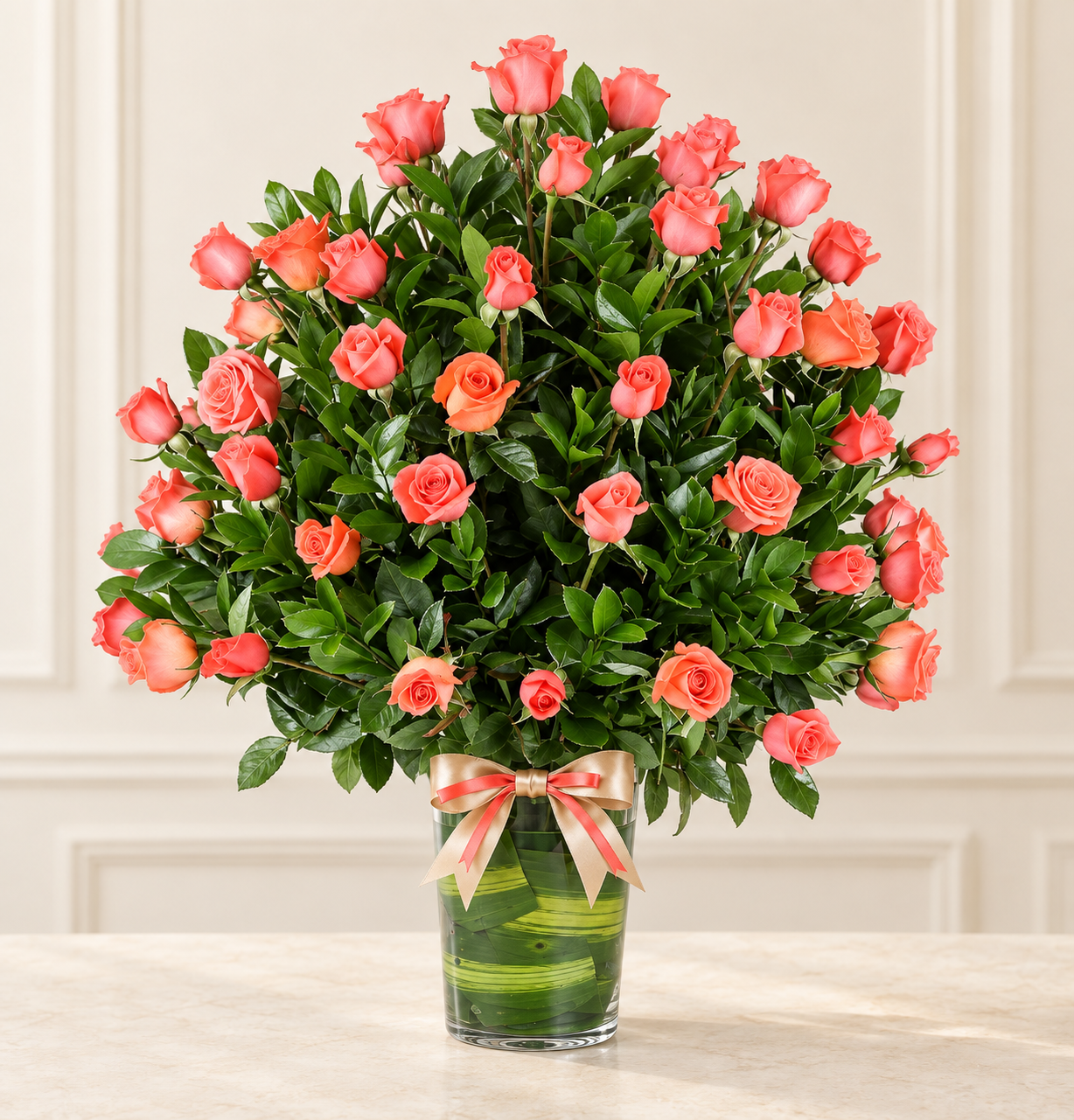 Arreglo de rosas salmón en base de vidrio